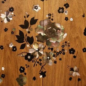détail d'incrustation nacre et ébène